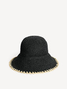 Ręcznie wykonany kapelusz Strawilla Black By Malene Birger z naturalnej, niebarwionej słomy papierowej. Zapewnia ochronę przed letnim słońcem. Zainspirowany klasycznym kapeluszem typu bucket hat, doda Twojej stylizacji charakteru.&nbsp;