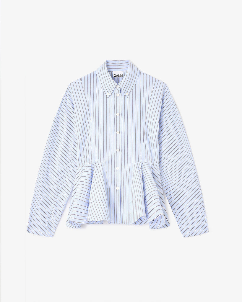 Krótka, niebieska koszula 0824 GANNI Lavender Lustre z zaokrąglonymi rękawami, klasycznym kołnierzykiem oraz nadrukiem w paski. Koszula jest taliowana z baskinką. Zapinana na guziki z przodu. Wykonana w 100% z bawełny organicznej.&nbsp;