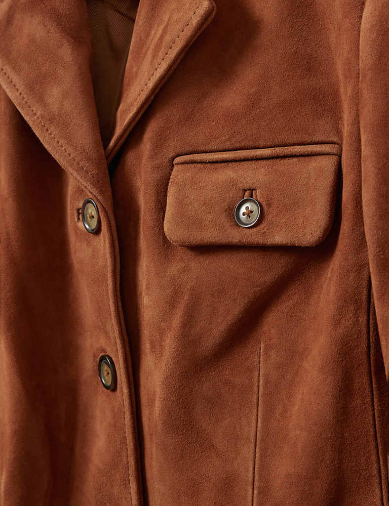 Krótka, dopasowana kurtka Suede Fitted Hazelnut z kołnierzykiem, dwoma przednimi kieszeniami i kieszonką na piersi. Zapinana guziki. Wykonana z zamszu ze skóry koziej. Dopasowany fason nadaje kurtce kobiecy charakter z eleganckim akcentem.&nbsp;