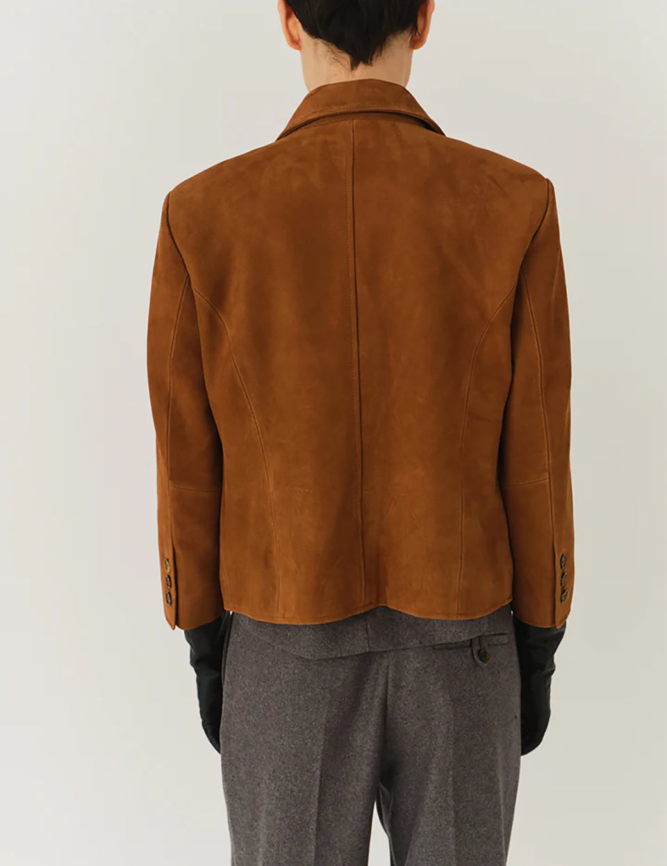 Krótka, dopasowana kurtka Suede Fitted Hazelnut z kołnierzykiem, dwoma przednimi kieszeniami i kieszonką na piersi. Zapinana guziki. Wykonana z zamszu ze skóry koziej. Dopasowany fason nadaje kurtce kobiecy charakter z eleganckim akcentem.&nbsp;