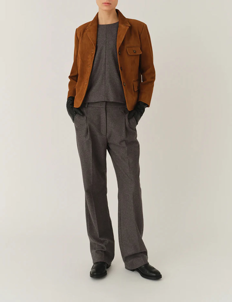 Krótka, dopasowana kurtka Suede Fitted Hazelnut z kołnierzykiem, dwoma przednimi kieszeniami i kieszonką na piersi. Zapinana guziki. Wykonana z zamszu ze skóry koziej. Dopasowany fason nadaje kurtce kobiecy charakter z eleganckim akcentem.&nbsp;