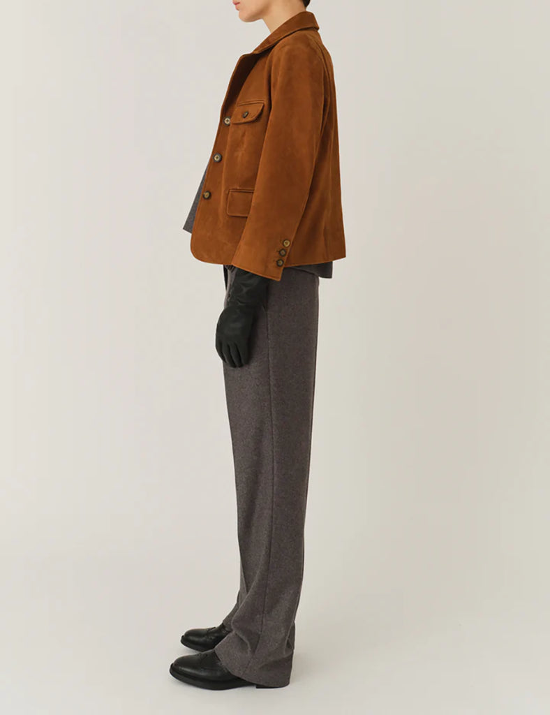 Krótka, dopasowana kurtka Suede Fitted Hazelnut z kołnierzykiem, dwoma przednimi kieszeniami i kieszonką na piersi. Zapinana guziki. Wykonana z zamszu ze skóry koziej. Dopasowany fason nadaje kurtce kobiecy charakter z eleganckim akcentem.&nbsp;