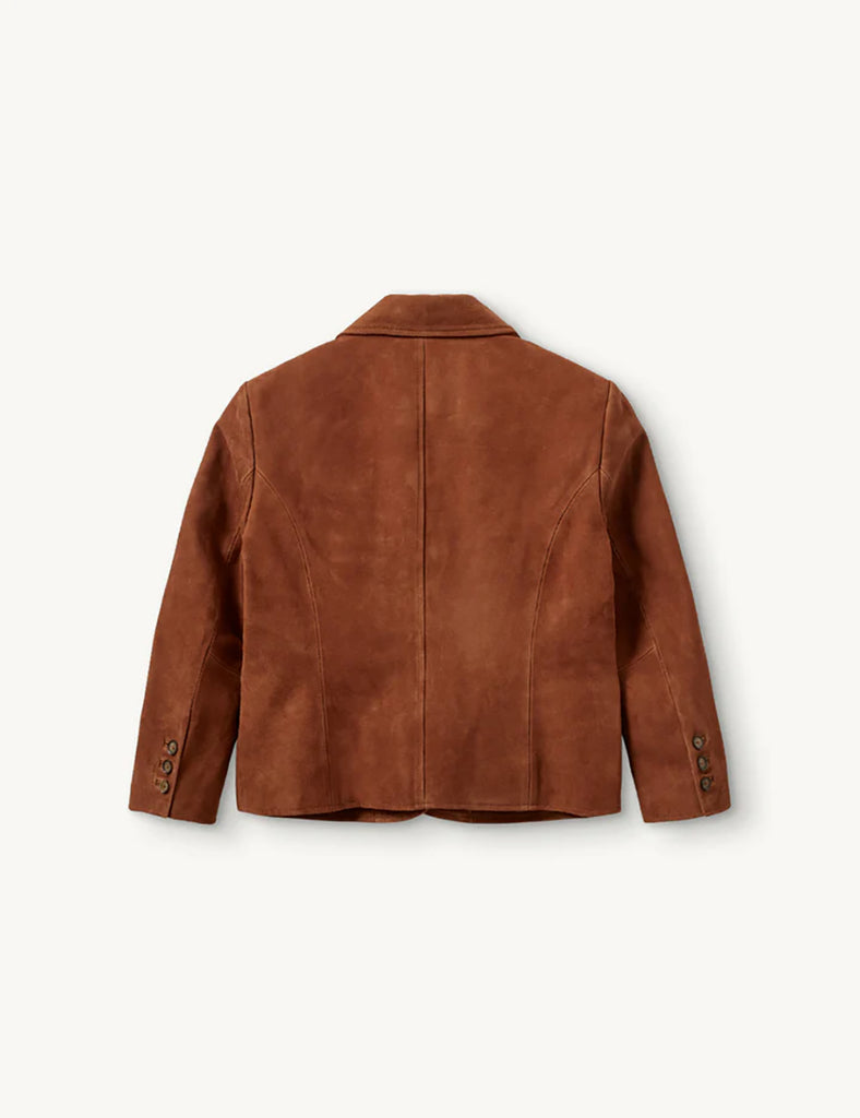 Krótka, dopasowana kurtka Suede Fitted Hazelnut z kołnierzykiem, dwoma przednimi kieszeniami i kieszonką na piersi. Zapinana guziki. Wykonana z zamszu ze skóry koziej. Dopasowany fason nadaje kurtce kobiecy charakter z eleganckim akcentem.&nbsp;