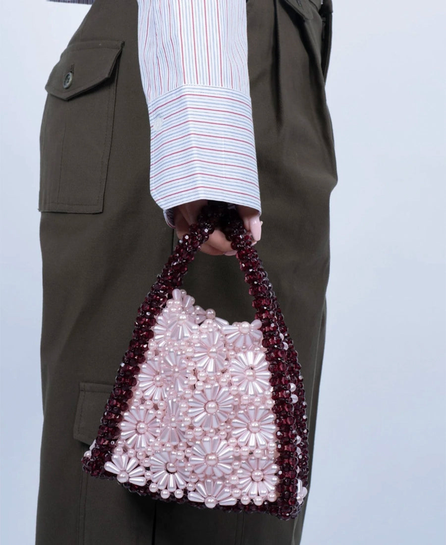 Mała, urocza torebka Bouquet Bead SUI AVA z koralików ułożonych w kwiatowy wzór. Torebka ma prostokątny kształt i dwie, krótkie rączki do wygodnego trzymania w dłoni.