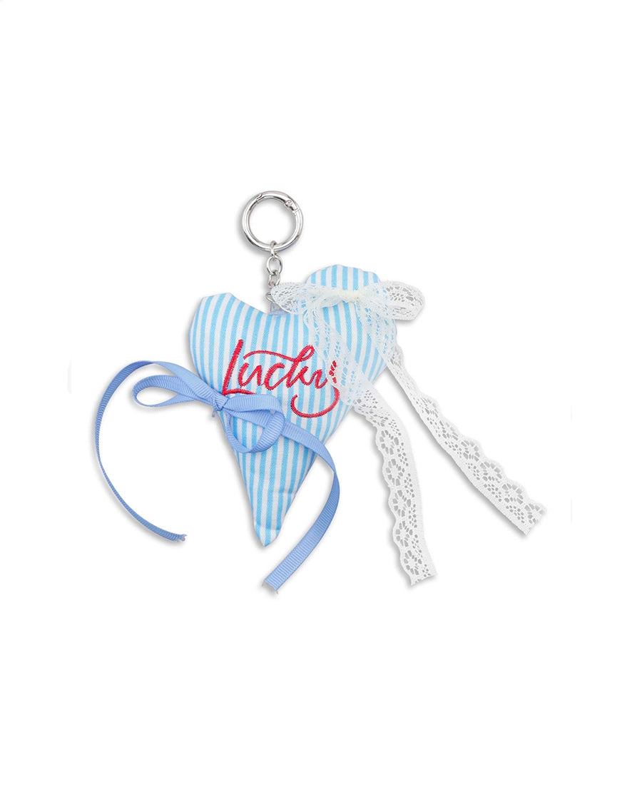 Uroczy breloczek Lucky Heart SUI AVA z zawieszką z pluszowym sercem. Przypnij go do kluczy lub ulubionej torebki.