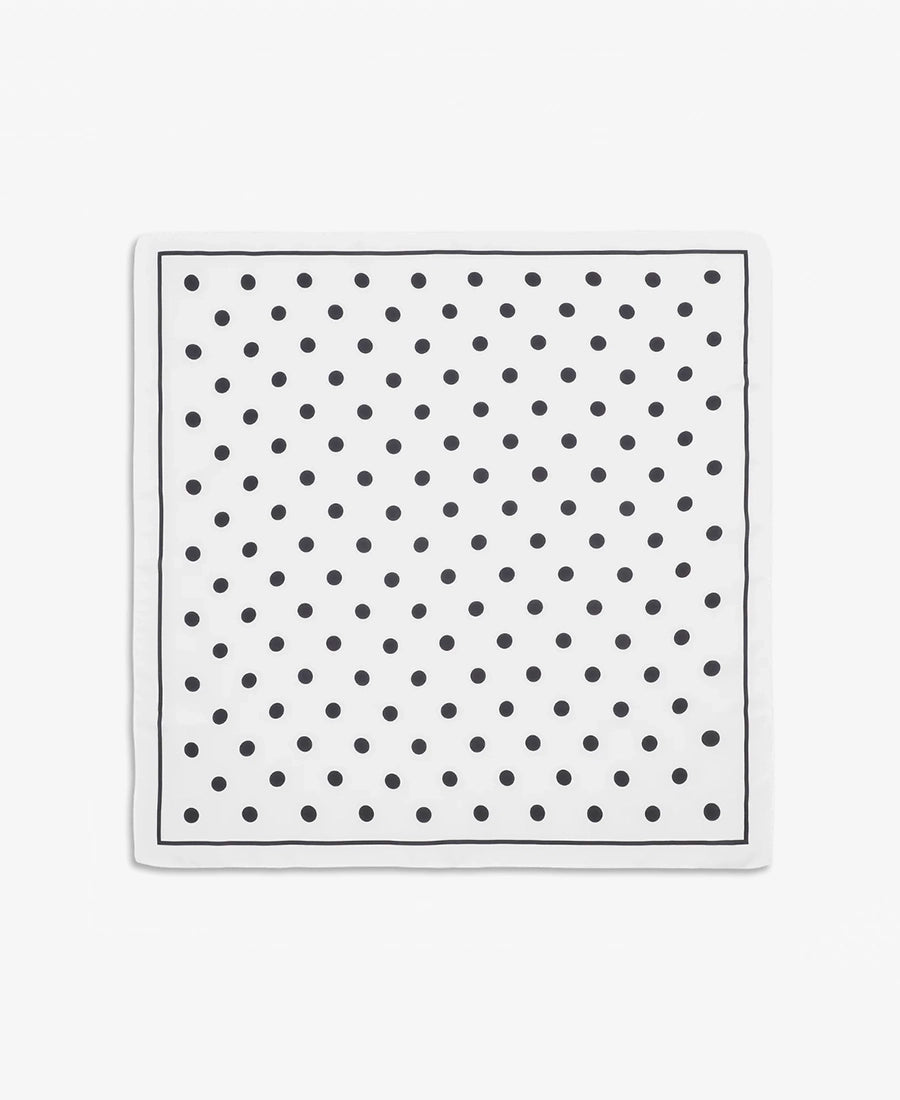 Klasyczna, biała kwadratowa apaszka Polka Dot SUI AVA w czarne grochy. Wykonana z cienkiej tkaniny. Świetny dodatek do codziennych stylizacji. Zawiąż ją na szyi lub udekoruj nią ulubioną torebkę.