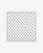 Klasyczna, biała kwadratowa apaszka Polka Dot SUI AVA w czarne grochy. Wykonana z cienkiej tkaniny. Świetny dodatek do codziennych stylizacji. Zawiąż ją na szyi lub udekoruj nią ulubioną torebkę.