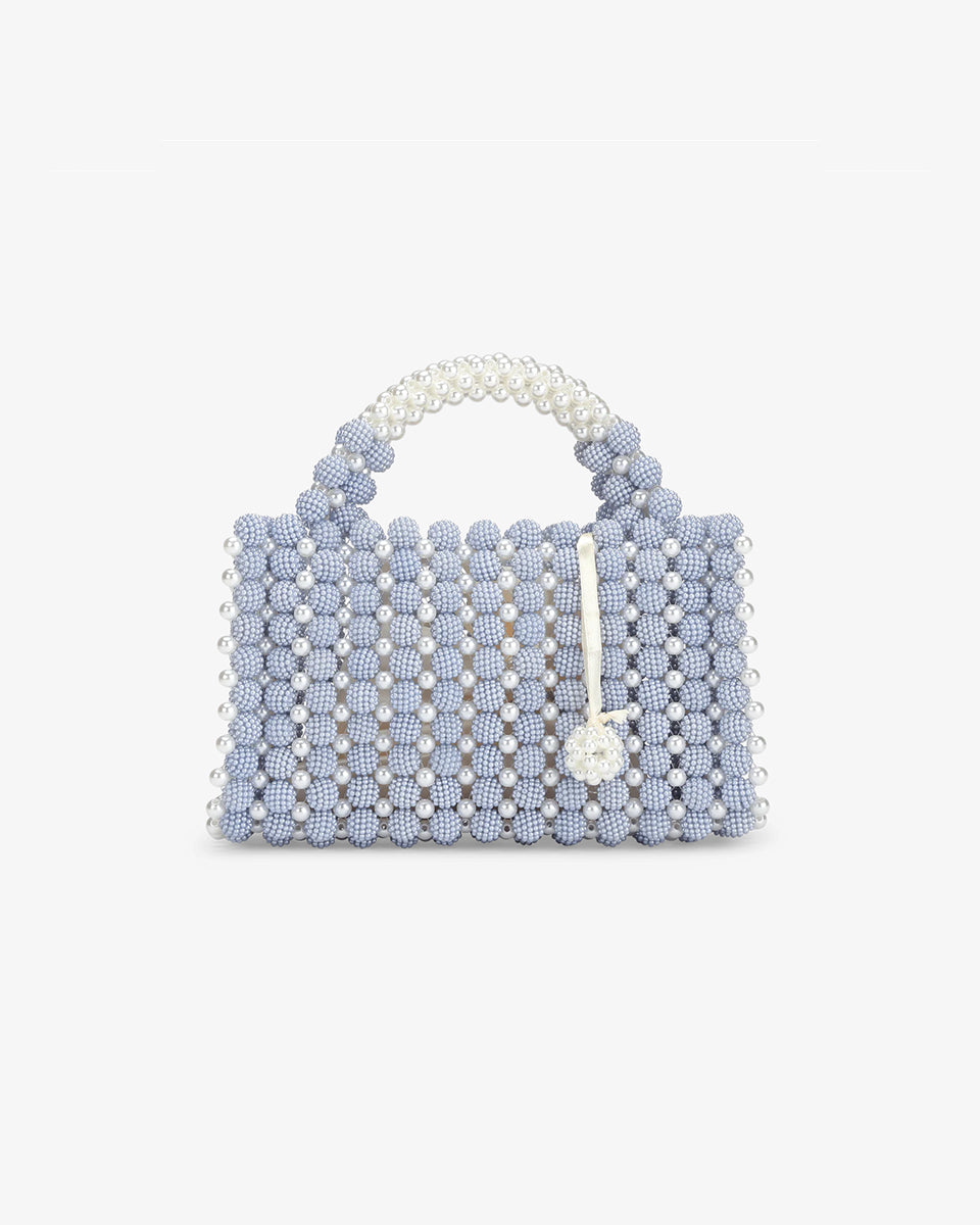 Ręcznie zdobiona torebka z pereł Pearl Blue SUI AVA. Jej kompaktowy rozmiar sprawia, że idealnie nadaje się na imprezy, kolacje lub jako elegancki dodatek do codziennych stylizacji. Dzięki solidnej konstrukcji perełek i eleganckiemu uchwytowi jest zarówno piękna, jak i funkcjonalna- idealna do noszenia najpotrzebniejszych rzeczy.