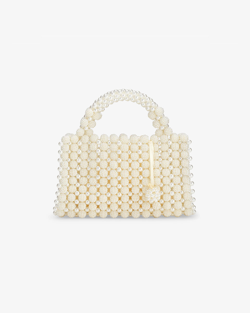 Ręcznie zdobiona torebka z pereł Pearl White SUI AVA. Jej kompaktowy rozmiar sprawia, że idealnie nadaje się na imprezy, kolacje lub jako elegancki dodatek do codziennych stylizacji. Dzięki solidnej konstrukcji perełek i eleganckiemu uchwytowi jest zarówno piękna, jak i funkcjonalna- idealna do noszenia najpotrzebniejszych rzeczy.