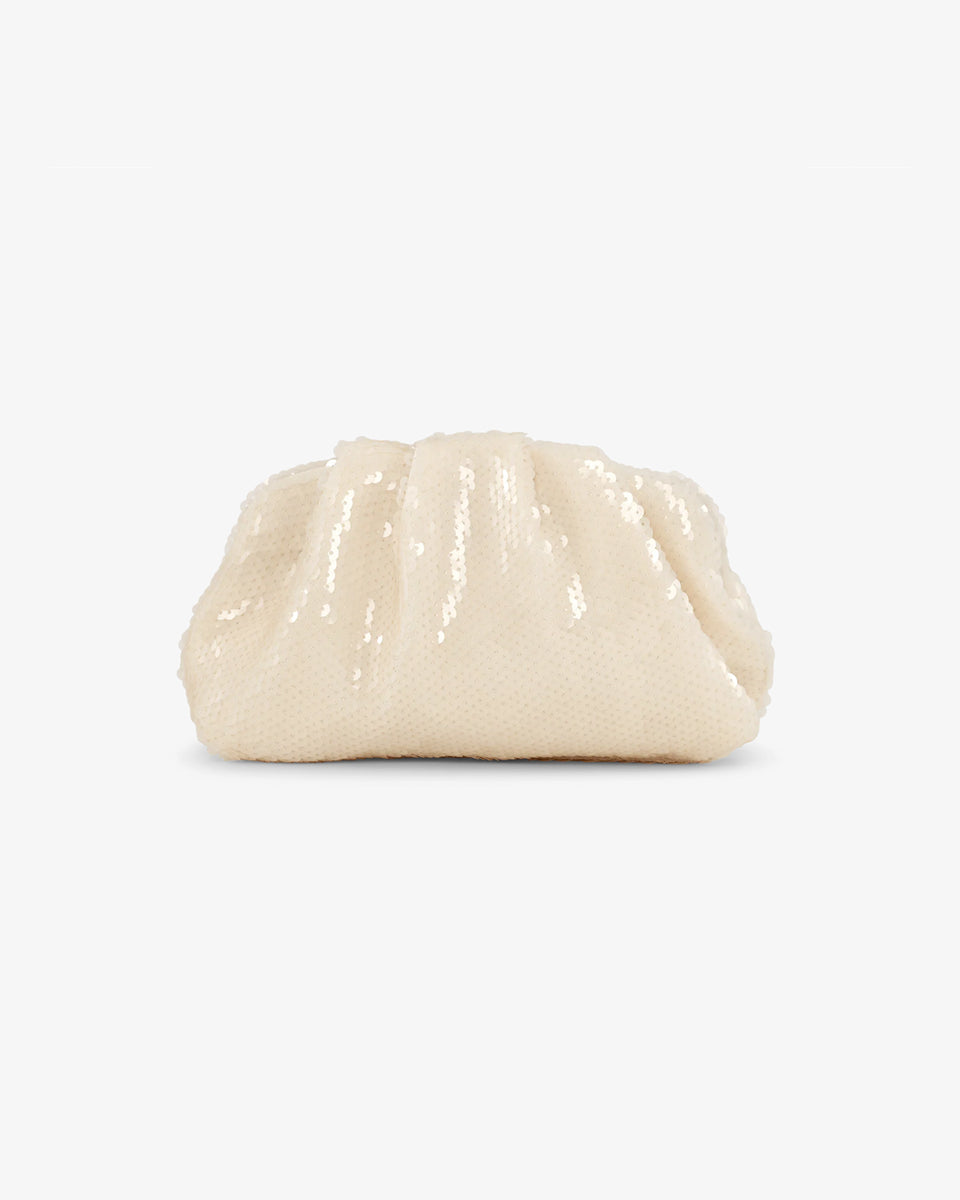 Torebka kopertówka Sequin Clutch Cream SUI AVA o miękkiej powierzchni pokrytej połyskującymi cekinami. Jej elastyczny kształt nadaje jej swobodny, a zarazem elegancki wygląd. To idealny dodatek do Twojej stylizacji. Pomieści niezbędne drobiazgi, takie jak telefon, klucze i szminkę. Noś ją w dłoni jak elegancką kopertówkę.&nbsp;