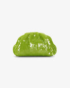 Torebka kopertówka Sequin Clutch Green SUI AVA o miękkiej powierzchni pokrytej połyskującymi cekinami. Jej elastyczny kształt nadaje jej swobodny, a zarazem elegancki wygląd. To idealny dodatek do Twojej stylizacji. Pomieści niezbędne drobiazgi, takie jak telefon, klucze i szminkę. Noś ją w dłoni jak elegancką kopertówkę.&nbsp;