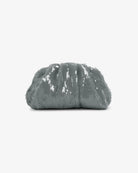 Torebka kopertówka Sequin Clutch Grey SUI AVA o miękkiej powierzchni pokrytej połyskującymi cekinami. Jej elastyczny kształt nadaje jej swobodny, a zarazem elegancki wygląd. To idealny dodatek do Twojej stylizacji. Pomieści niezbędne drobiazgi, takie jak telefon, klucze i szminkę. Noś ją w dłoni jak elegancką kopertówkę.&nbsp;
