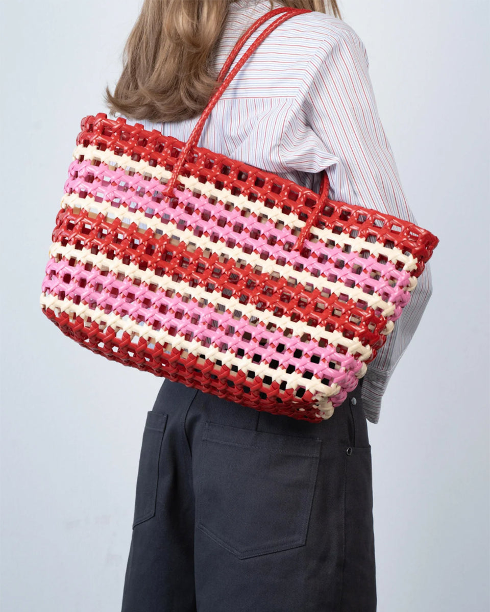 Torba Kaya Woven Tote Big SUI AVA o plecionej fakturze i klasycznym, stonowanym wyglądzie. Zaprojektowana zarówno do noszenia na codzień, jak i na specjalne okazje.&nbsp;