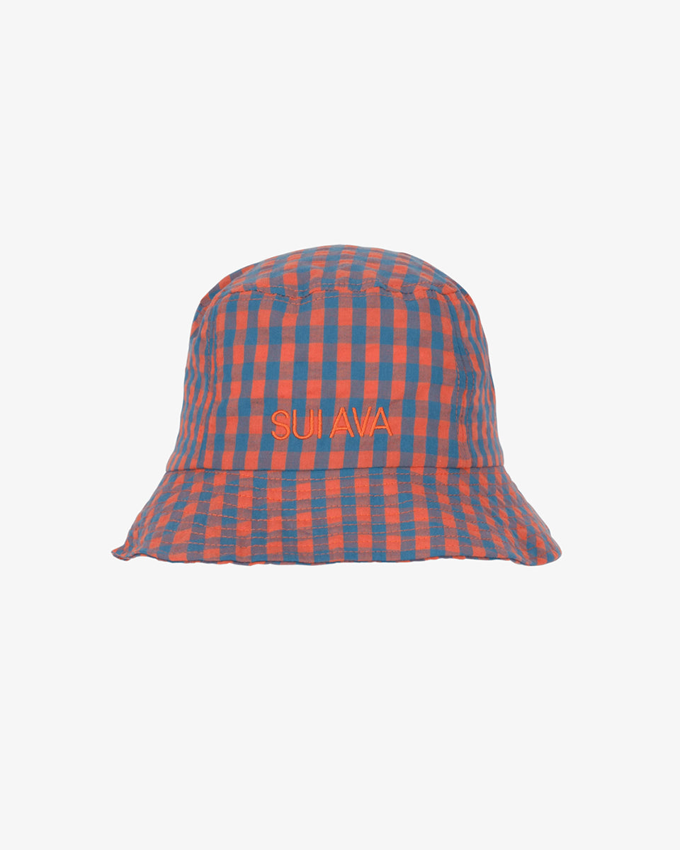 Letni, przewiewny kapelusz typu Bucket Hat SUI AVA z pięknym wzorem w kratkę. Z przodu posiada haftowane logo marki, a miękki materiał zapewnia całodzienny komfort.