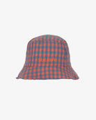 Letni, przewiewny kapelusz typu Bucket Hat SUI AVA z pięknym wzorem w kratkę. Z przodu posiada haftowane logo marki, a miękki materiał zapewnia całodzienny komfort.
