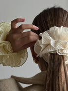 Scrunchie Swirl Pico Copenhagen z efektem spirali. Miękka, elastyczna i elegancka- idealna do ozdobienia kucyka.&nbsp;

Ozdoby i akcesoria do włosów nie podlegają zwrotowi ani wymianie ze względów higienicznych. &nbsp;