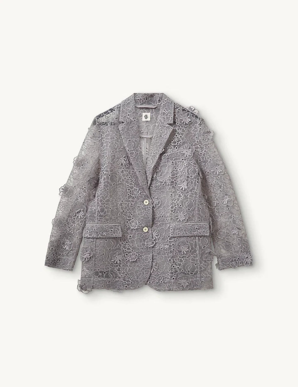 Oversizowa, ażurowa, prześwitująca marynarka Sydney Oyster marki The Garment z wyraźnie zaznaczonymi ramionami i szerokimi klapami. Posiada dwie kieszenie z patkami oraz zapięcie na dwa jasne guziki. Ozdobiona jest misterną, trójwymiarową koronką oraz naszywanymi, wypukłymi kwiatami, które nadają całości bogatą strukturę. Ta marynarka to 'statement piece'- ubranie, które dominuje całą stylizację.

-Oversizowy krój

-Trójwymiarowa koronka&nbsp;

-Wypukłe, ozdobne kwiaty

-Zamów marynarkę w swoim normalnym ro