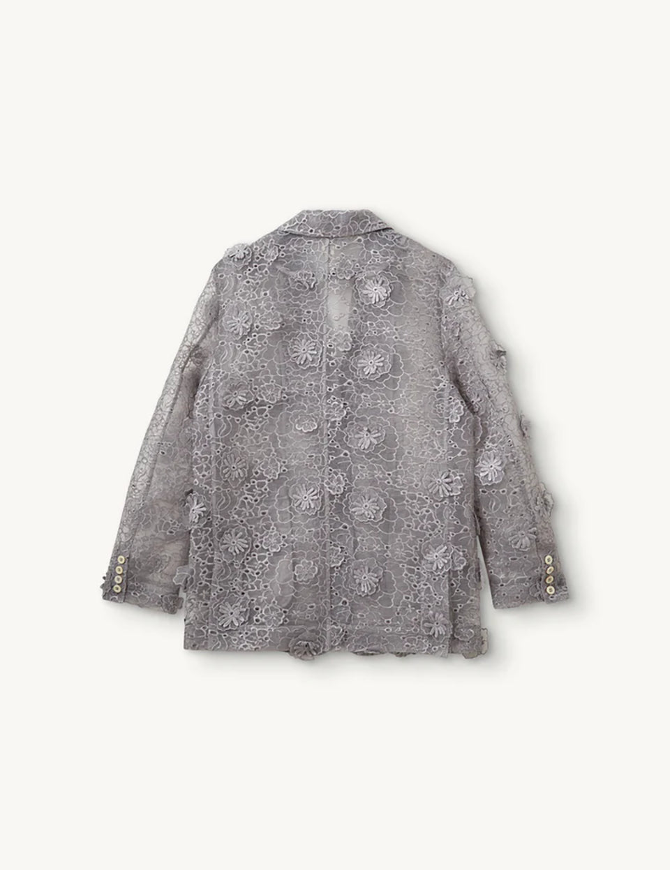 Oversizowa, ażurowa, prześwitująca marynarka Sydney Oyster marki The Garment z wyraźnie zaznaczonymi ramionami i szerokimi klapami. Posiada dwie kieszenie z patkami oraz zapięcie na dwa jasne guziki. Ozdobiona jest misterną, trójwymiarową koronką oraz naszywanymi, wypukłymi kwiatami, które nadają całości bogatą strukturę. Ta marynarka to 'statement piece'- ubranie, które dominuje całą stylizację.

-Oversizowy krój

-Trójwymiarowa koronka&nbsp;

-Wypukłe, ozdobne kwiaty

-Zamów marynarkę w swoim normalnym ro