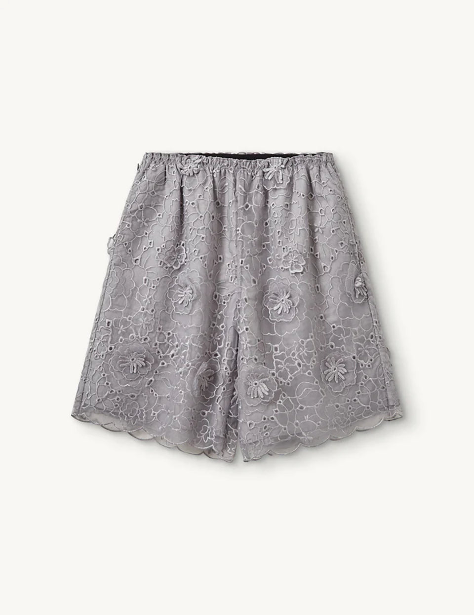 Szerokie, ażurowe, szaro-srebrzyste szorty Sydney Oyster marki The Garment w kształcie litery A. Wykończone w talii elastyczną gumką. Ozdobione są trójwymiarową koronką z wyrazistymi, wypukłymi aplikacjami w kształcie kwiatów. Długość sięga mniej więcej do polowy uda. U dołu brzeg nogawek jest wycięty 'w ząbki'.

-Swobodny krój typu A-line

-Gumka w talii

-Ozdobione koronką i kwiatami

-Zamów szorty w swoim normalnym rozmiarze