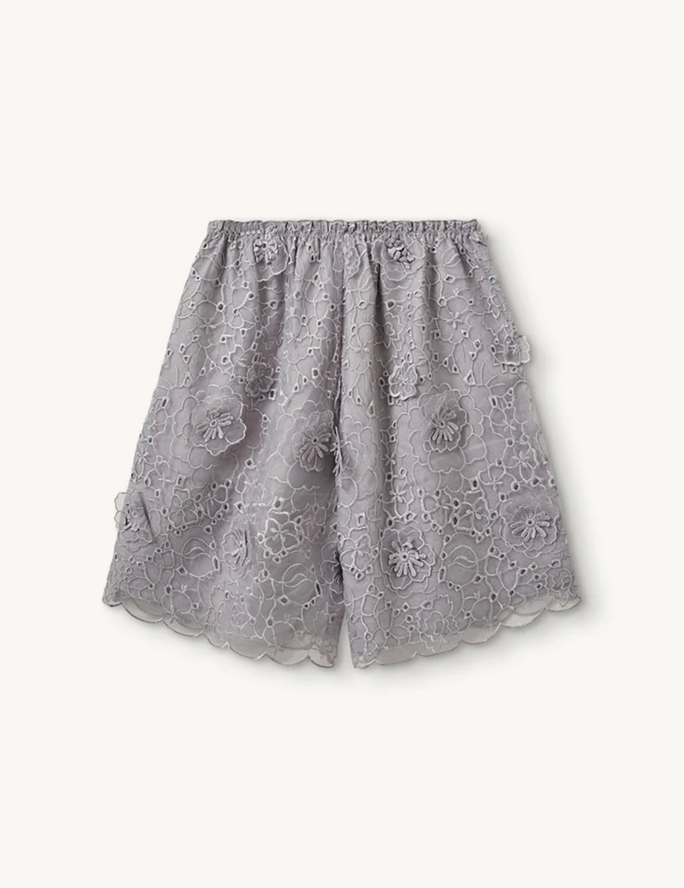 Szerokie, ażurowe, szaro-srebrzyste szorty Sydney Oyster marki The Garment w kształcie litery A. Wykończone w talii elastyczną gumką. Ozdobione są trójwymiarową koronką z wyrazistymi, wypukłymi aplikacjami w kształcie kwiatów. Długość sięga mniej więcej do polowy uda. U dołu brzeg nogawek jest wycięty 'w ząbki'.

-Swobodny krój typu A-line

-Gumka w talii

-Ozdobione koronką i kwiatami

-Zamów szorty w swoim normalnym rozmiarze