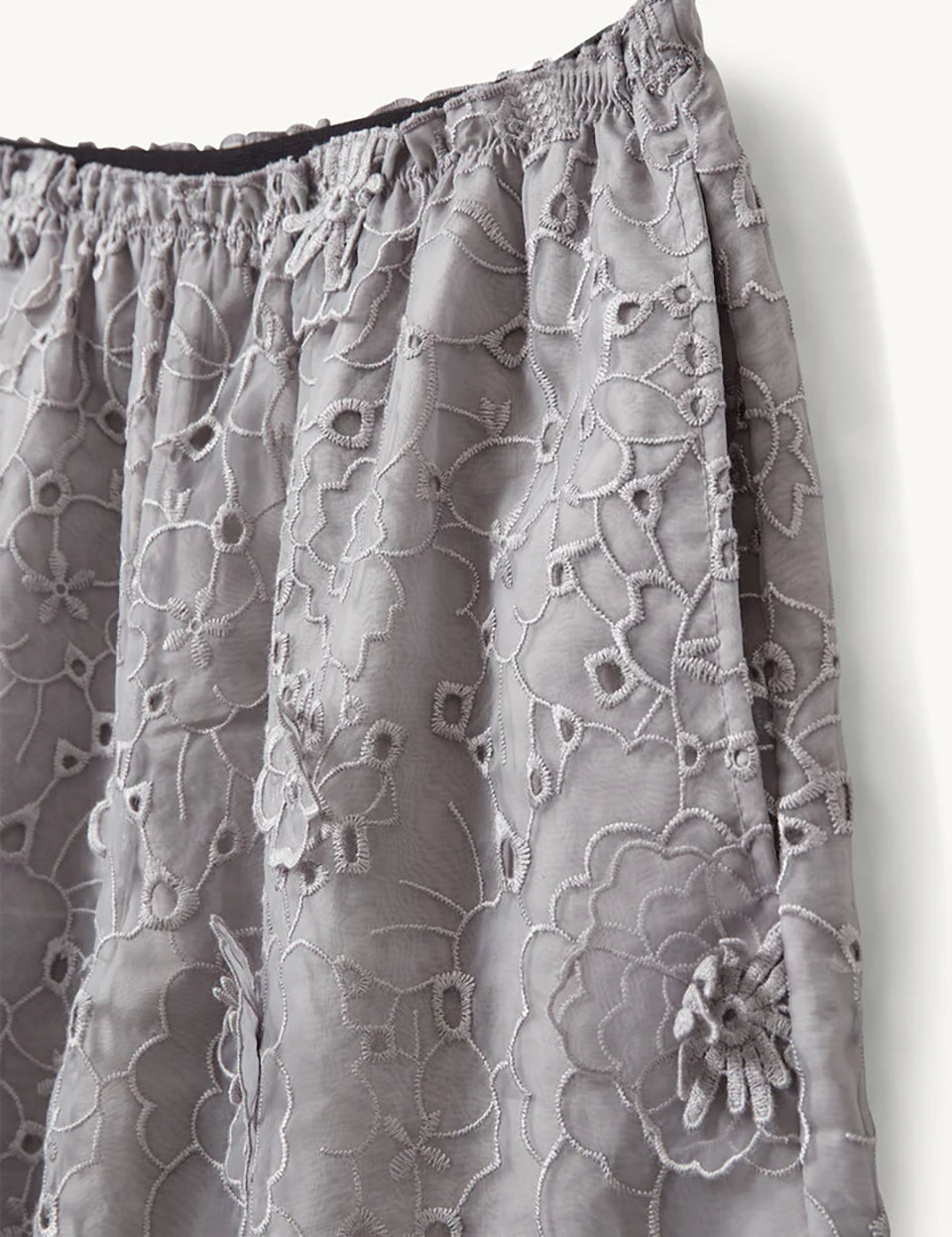 Szerokie, ażurowe, szaro-srebrzyste szorty Sydney Oyster marki The Garment w kształcie litery A. Wykończone w talii elastyczną gumką. Ozdobione są trójwymiarową koronką z wyrazistymi, wypukłymi aplikacjami w kształcie kwiatów. Długość sięga mniej więcej do polowy uda. U dołu brzeg nogawek jest wycięty 'w ząbki'.

-Swobodny krój typu A-line

-Gumka w talii

-Ozdobione koronką i kwiatami

-Zamów szorty w swoim normalnym rozmiarze