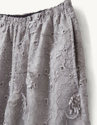 Szerokie, ażurowe, szaro-srebrzyste szorty Sydney Oyster marki The Garment w kształcie litery A. Wykończone w talii elastyczną gumką. Ozdobione są trójwymiarową koronką z wyrazistymi, wypukłymi aplikacjami w kształcie kwiatów. Długość sięga mniej więcej do polowy uda. U dołu brzeg nogawek jest wycięty 'w ząbki'.

-Swobodny krój typu A-line

-Gumka w talii

-Ozdobione koronką i kwiatami

-Zamów szorty w swoim normalnym rozmiarze