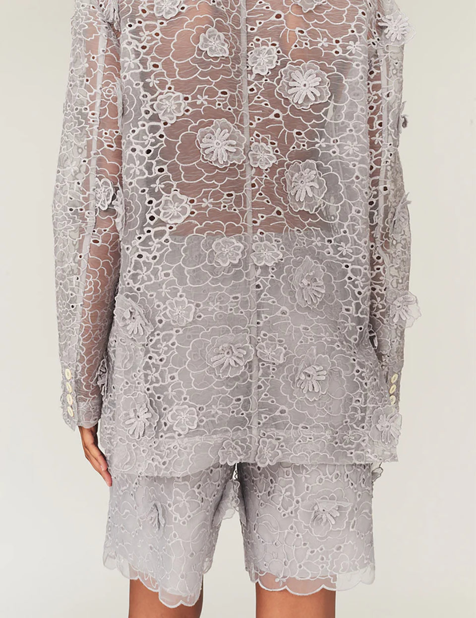Szerokie, ażurowe, szaro-srebrzyste szorty Sydney Oyster marki The Garment w kształcie litery A. Wykończone w talii elastyczną gumką. Ozdobione są trójwymiarową koronką z wyrazistymi, wypukłymi aplikacjami w kształcie kwiatów. Długość sięga mniej więcej do polowy uda. U dołu brzeg nogawek jest wycięty 'w ząbki'.

-Swobodny krój typu A-line

-Gumka w talii

-Ozdobione koronką i kwiatami

-Zamów szorty w swoim normalnym rozmiarze