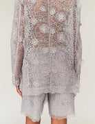 Szerokie, ażurowe, szaro-srebrzyste szorty Sydney Oyster marki The Garment w kształcie litery A. Wykończone w talii elastyczną gumką. Ozdobione są trójwymiarową koronką z wyrazistymi, wypukłymi aplikacjami w kształcie kwiatów. Długość sięga mniej więcej do polowy uda. U dołu brzeg nogawek jest wycięty 'w ząbki'.

-Swobodny krój typu A-line

-Gumka w talii

-Ozdobione koronką i kwiatami

-Zamów szorty w swoim normalnym rozmiarze