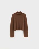Luźny, brązowy sweter z golfem Synin Tiramisu Bellerose wykonany w 100% z kaszmiru. Posiada proste, szerokie rękawy z wywiniętymi mankietami i kołnierz typu funnel neck. Ma swobodny, lekko luźny krój oraz wyraźną, prążkowaną strukturę materiału. Wysoki, otulający golf dodaje mu szyku i doskonale sprawdza się w chłodniejsze dni, tworząc stylową kompozycję z ciemnymi spodniami.

-Golf

-Długie, szerokie rękawy&nbsp;

-100% kaszmir