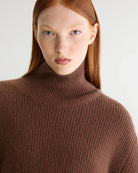 Luźny, brązowy sweter z golfem Synin Tiramisu Bellerose wykonany w 100% z kaszmiru. Posiada proste, szerokie rękawy z wywiniętymi mankietami i kołnierz typu funnel neck. Ma swobodny, lekko luźny krój oraz wyraźną, prążkowaną strukturę materiału. Wysoki, otulający golf dodaje mu szyku i doskonale sprawdza się w chłodniejsze dni, tworząc stylową kompozycję z ciemnymi spodniami.

-Golf

-Długie, szerokie rękawy&nbsp;

-100% kaszmir