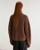 Luźny, brązowy sweter z golfem Synin Tiramisu Bellerose wykonany w 100% z kaszmiru. Posiada proste, szerokie rękawy z wywiniętymi mankietami i kołnierz typu funnel neck. Ma swobodny, lekko luźny krój oraz wyraźną, prążkowaną strukturę materiału. Wysoki, otulający golf dodaje mu szyku i doskonale sprawdza się w chłodniejsze dni, tworząc stylową kompozycję z ciemnymi spodniami.

-Golf

-Długie, szerokie rękawy&nbsp;

-100% kaszmir