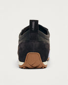 Brązowe, nylonowe sneakersy Tb.304 Nylon Brown marki ALOHAS w stylu retro z liliowymi i delikatnymi, żółtymi akcentami z zamszu oraz skóry. Mają płaską, gumową podeszwę. Długi język i specyficzne przeszycia na czubku optycznie wysmuklają stopę. Wiązane na jasnożółte sznurówki.&nbsp;

-100% skóra pochodząca ze zrównoważonych i odpowiedzialnych źródeł&nbsp;

-Zaprojektowane w Barcelonie&nbsp;