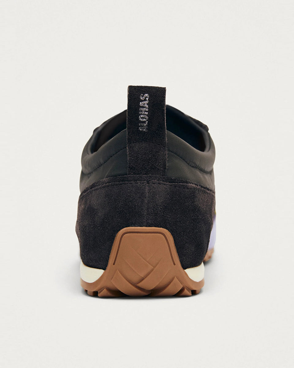 Brązowe, nylonowe sneakersy Tb.304 Nylon Brown marki ALOHAS w stylu retro z liliowymi i delikatnymi, żółtymi akcentami z zamszu oraz skóry. Mają płaską, gumową podeszwę. Długi język i specyficzne przeszycia na czubku optycznie wysmuklają stopę. Wiązane na jasnożółte sznurówki.&nbsp;

-100% skóra pochodząca ze zrównoważonych i odpowiedzialnych źródeł&nbsp;

-Zaprojektowane w Barcelonie&nbsp;