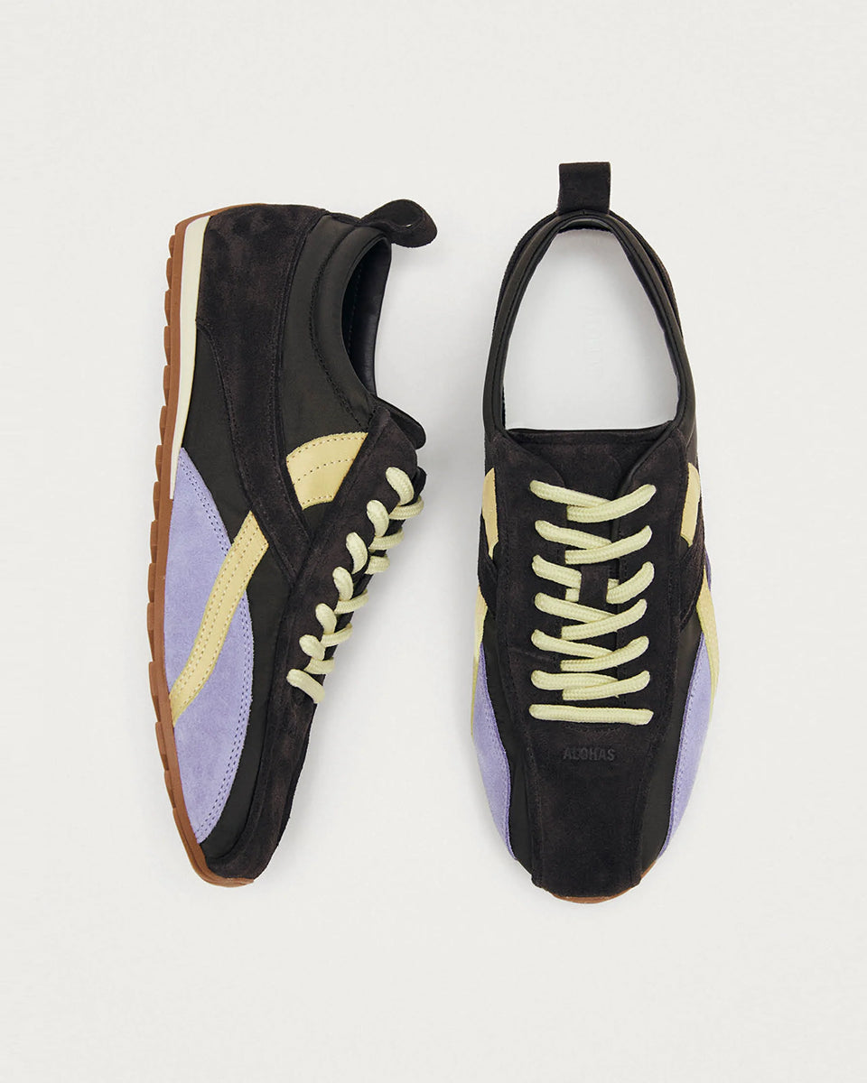 Brązowe, nylonowe sneakersy Tb.304 Nylon Brown marki ALOHAS w stylu retro z liliowymi i delikatnymi, żółtymi akcentami z zamszu oraz skóry. Mają płaską, gumową podeszwę. Długi język i specyficzne przeszycia na czubku optycznie wysmuklają stopę. Wiązane na jasnożółte sznurówki.&nbsp;

-100% skóra pochodząca ze zrównoważonych i odpowiedzialnych źródeł&nbsp;

-Zaprojektowane w Barcelonie&nbsp;