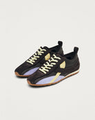 Brązowe, nylonowe sneakersy Tb.304 Nylon Brown marki ALOHAS w stylu retro z liliowymi i delikatnymi, żółtymi akcentami z zamszu oraz skóry. Mają płaską, gumową podeszwę. Długi język i specyficzne przeszycia na czubku optycznie wysmuklają stopę. Wiązane na jasnożółte sznurówki.&nbsp;

-100% skóra pochodząca ze zrównoważonych i odpowiedzialnych źródeł&nbsp;

-Zaprojektowane w Barcelonie&nbsp;