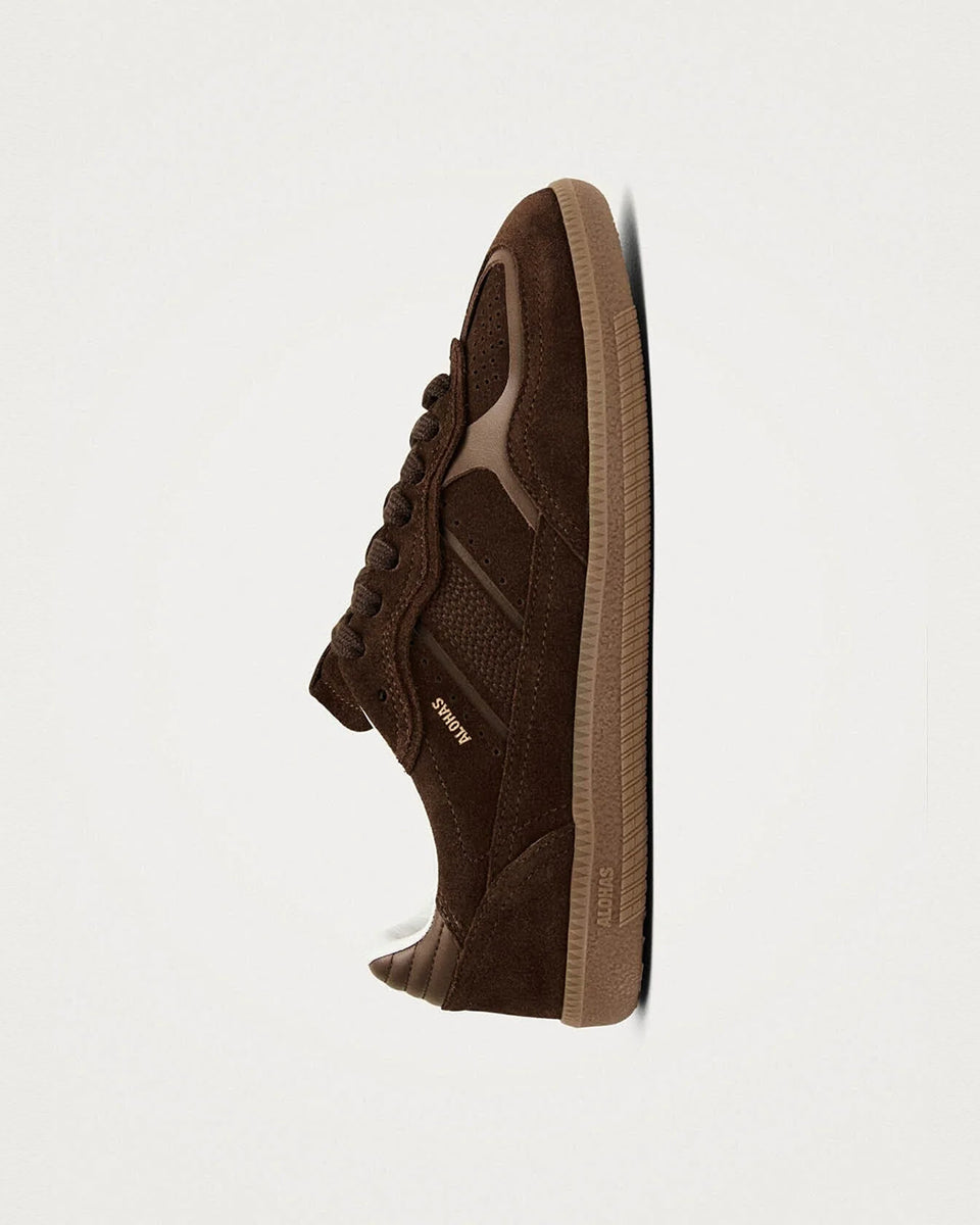 Czekoladowe, zamszowe sneakersy ALOHAS Tb.490 Chocolate Cream na gumowej, płaskiej podeszwie. Na przodzie i przy sznurowadłach widoczne są skórzane, brązowe akcenty. Posiadają okrągłe noski. Wiązane na sznurówki. Wykonane z naturalnej skóry.

-100% skóra pochodząca ze zrównoważonych i odpowiedzialnych źródeł&nbsp;

-Zaprojektowane w Barcelonie