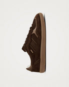 Czekoladowe, zamszowe sneakersy ALOHAS Tb.490 Chocolate Cream na gumowej, płaskiej podeszwie. Na przodzie i przy sznurowadłach widoczne są skórzane, brązowe akcenty. Posiadają okrągłe noski. Wiązane na sznurówki. Wykonane z naturalnej skóry.

-100% skóra pochodząca ze zrównoważonych i odpowiedzialnych źródeł&nbsp;

-Zaprojektowane w Barcelonie