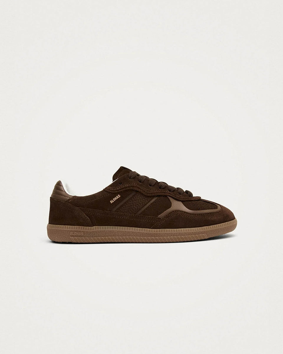 Czekoladowe, zamszowe sneakersy ALOHAS Tb.490 Chocolate Cream na gumowej, płaskiej podeszwie. Na przodzie i przy sznurowadłach widoczne są skórzane, brązowe akcenty. Posiadają okrągłe noski. Wiązane na sznurówki. Wykonane z naturalnej skóry.

-100% skóra pochodząca ze zrównoważonych i odpowiedzialnych źródeł&nbsp;

-Zaprojektowane w Barcelonie