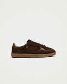 Czekoladowe, zamszowe sneakersy ALOHAS Tb.490 Chocolate Cream na gumowej, płaskiej podeszwie. Na przodzie i przy sznurowadłach widoczne są skórzane, brązowe akcenty. Posiadają okrągłe noski. Wiązane na sznurówki. Wykonane z naturalnej skóry.

-100% skóra pochodząca ze zrównoważonych i odpowiedzialnych źródeł&nbsp;

-Zaprojektowane w Barcelonie