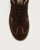 Czekoladowe, zamszowe sneakersy ALOHAS Tb.490 Chocolate Cream na gumowej, płaskiej podeszwie. Na przodzie i przy sznurowadłach widoczne są skórzane, brązowe akcenty. Posiadają okrągłe noski. Wiązane na sznurówki. Wykonane z naturalnej skóry.

-100% skóra pochodząca ze zrównoważonych i odpowiedzialnych źródeł&nbsp;

-Zaprojektowane w Barcelonie