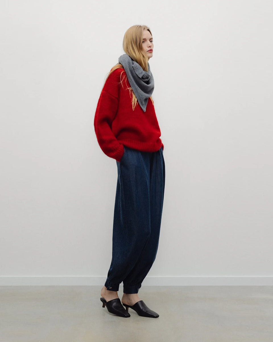 Luźne spodnie typu haremki Tencel TNS Dark Blue Denim z obszernymi nogawkami, które zyskują objętość dzięki zakładkom w talii oraz mankietom u dołu. Mają klasyczne zapięcie na guzik i zamek, kieszenie boczne oraz kieszenie naszywane z tyłu. Całość dopełnia charakterystyczny haft marki na tylnej części pasa. Spodnie są nową interpretacją klasycznego jeansu. Wykonane z wysokiej jakości denimu tencel, pięknie się układają i są lekkie w noszeniu.&nbsp;

-Luźny fason z bufiastymi nogawkami

-Wysokiej jakości den