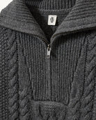 Długi, gruby sweter Como Zip The Garment z rozpinanym golfem i pięknym, warkoczowym wzorem. Posiada opadające ramiona, prosty krój, luźny fason i długie rękawy. Wykończony ściągaczami. Sweter ma długość za biodra. Wykonany z bardzo miękkiej i szlachetnej mieszanki wełny i kaszmiru. Idealny do legginsów, wąskich spodni lub zwiewnej spódnicy.&nbsp;