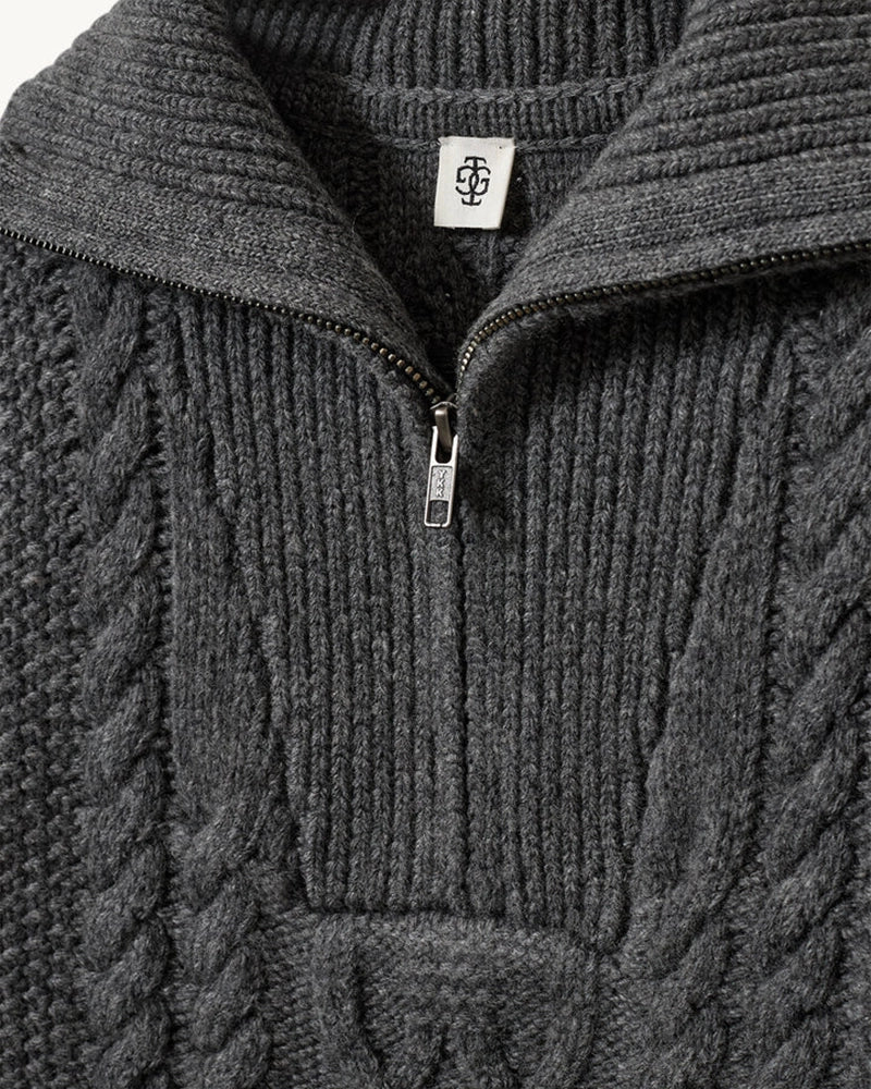Długi, gruby sweter Como Zip The Garment z rozpinanym golfem i pięknym, warkoczowym wzorem. Posiada opadające ramiona, prosty krój, luźny fason i długie rękawy. Wykończony ściągaczami. Sweter ma długość za biodra. Wykonany z bardzo miękkiej i szlachetnej mieszanki wełny i kaszmiru. Idealny do legginsów, wąskich spodni lub zwiewnej spódnicy.&nbsp;