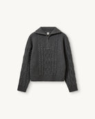 Długi, gruby sweter Como Zip The Garment z rozpinanym golfem i pięknym, warkoczowym wzorem. Posiada opadające ramiona, prosty krój, luźny fason i długie rękawy. Wykończony ściągaczami. Sweter ma długość za biodra. Wykonany z bardzo miękkiej i szlachetnej mieszanki wełny i kaszmiru. Idealny do legginsów, wąskich spodni lub zwiewnej spódnicy.&nbsp;