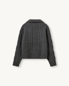 Długi, gruby sweter Como Zip The Garment z rozpinanym golfem i pięknym, warkoczowym wzorem. Posiada opadające ramiona, prosty krój, luźny fason i długie rękawy. Wykończony ściągaczami. Sweter ma długość za biodra. Wykonany z bardzo miękkiej i szlachetnej mieszanki wełny i kaszmiru. Idealny do legginsów, wąskich spodni lub zwiewnej spódnicy.&nbsp;