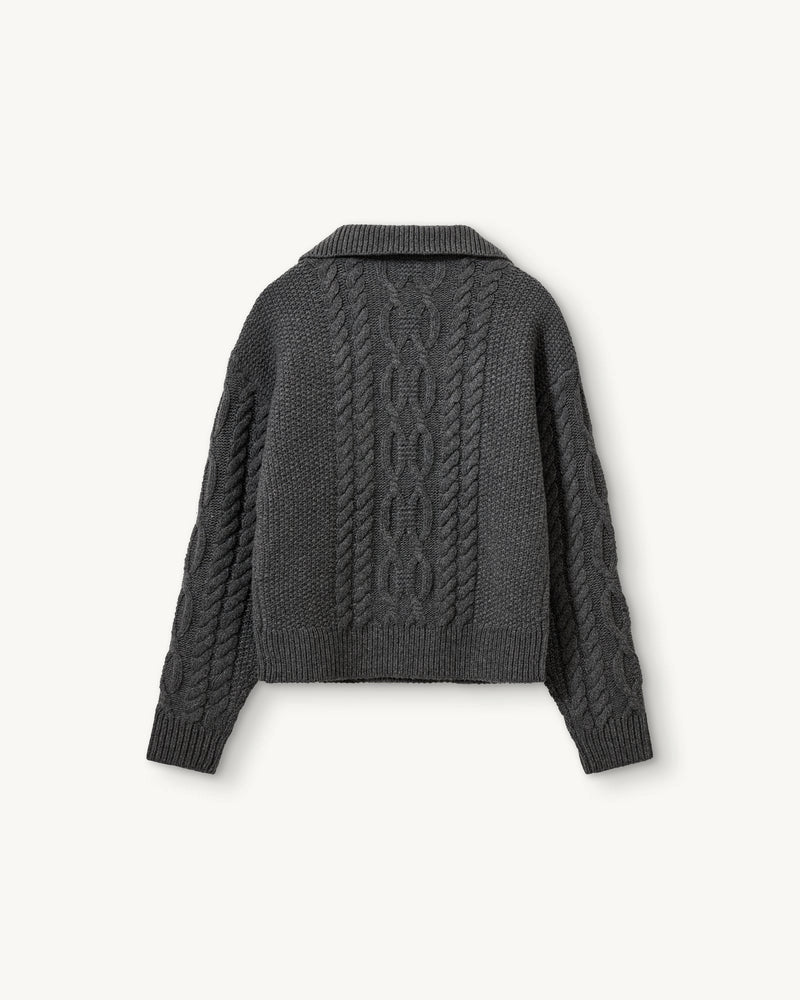 Długi, gruby sweter Como Zip The Garment z rozpinanym golfem i pięknym, warkoczowym wzorem. Posiada opadające ramiona, prosty krój, luźny fason i długie rękawy. Wykończony ściągaczami. Sweter ma długość za biodra. Wykonany z bardzo miękkiej i szlachetnej mieszanki wełny i kaszmiru. Idealny do legginsów, wąskich spodni lub zwiewnej spódnicy.&nbsp;