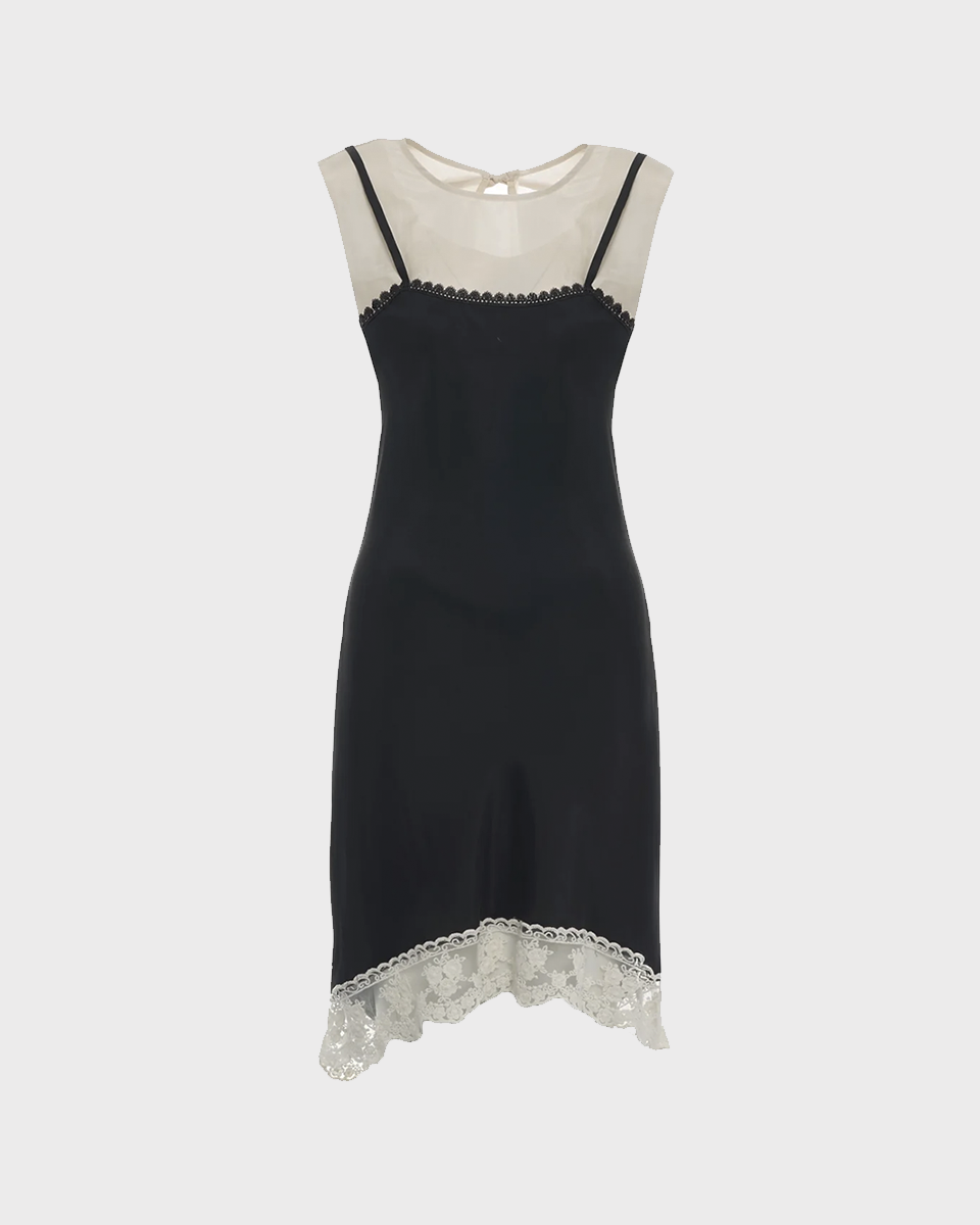 Jedwabna, warstwowa sukienka midi Darling The Garment z okrągłym dekoltem i bez rękawów i z cienkimi ramiączkami. Stworzona z dwóch kontrastowych warstw. Wykończona u dołu piękną koronką. Z tyłu przy szyi wiązana za pomocą cienkich troczków. Na plecach posiada niewielkie wąskie rozcięcie. Sukienka u dołu wykończona jest asymetrycznie. Posiada luźny fason z lekkim wcięciem w talii.