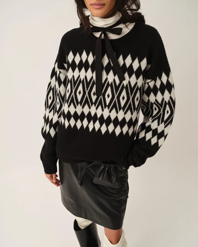 Luźny, wełniany sweter Faroe The Garment w geometryczny, kontrastowy wzór. Posiada okrągły dekolt, opadające ramiona i długie rękawy. Wykończony ściągaczami. Sweter ma prosty krój i długość za biodra. Wykonany z grubej i miękkiej, wełnianej dzianiny z kaszmirem