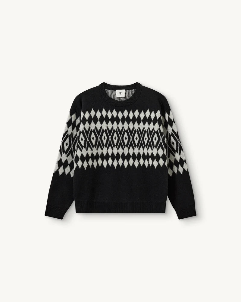 Luźny, wełniany sweter Faroe The Garment w geometryczny, kontrastowy wzór. Posiada okrągły dekolt, opadające ramiona i długie rękawy. Wykończony ściągaczami. Sweter ma prosty krój i długość za biodra. Wykonany z grubej i miękkiej, wełnianej dzianiny z kaszmirem