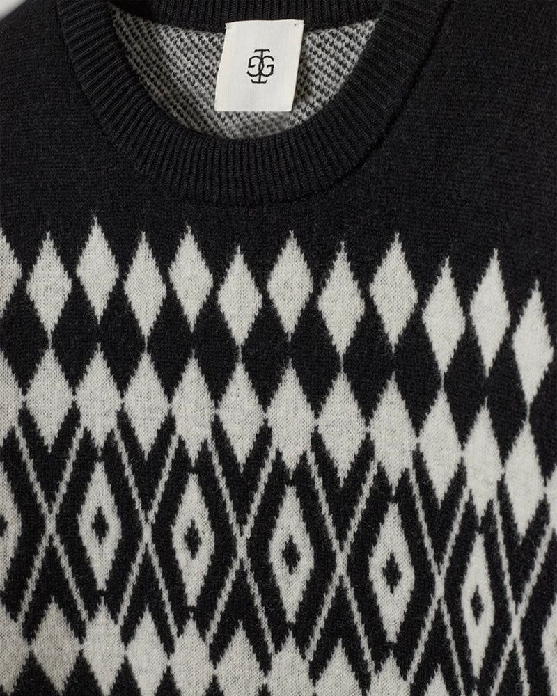 Luźny, wełniany sweter Faroe The Garment w geometryczny, kontrastowy wzór. Posiada okrągły dekolt, opadające ramiona i długie rękawy. Wykończony ściągaczami. Sweter ma prosty krój i długość za biodra. Wykonany z grubej i miękkiej, wełnianej dzianiny z kaszmirem